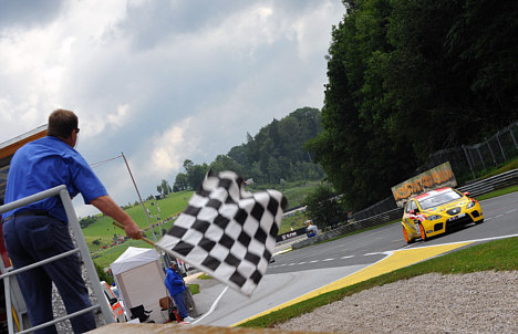 Michel Nykjær kører sin Seat Leon TDI over målstregen som vinder af søndagens første ETCC-løb på Salzburgring i Østrig.